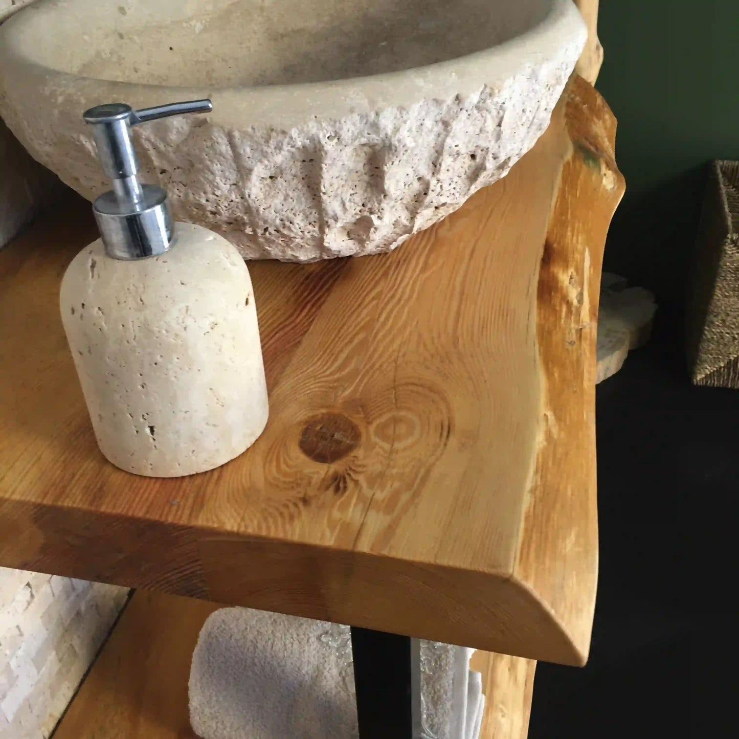 Rustikale Badezimmerwaschtische - Schmaler Waschtisch aus Holz im Landhausstil mit natürlicher Kante